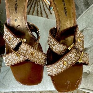 Etienne Aigner size 6.5 slides 2.5” heels tan gold